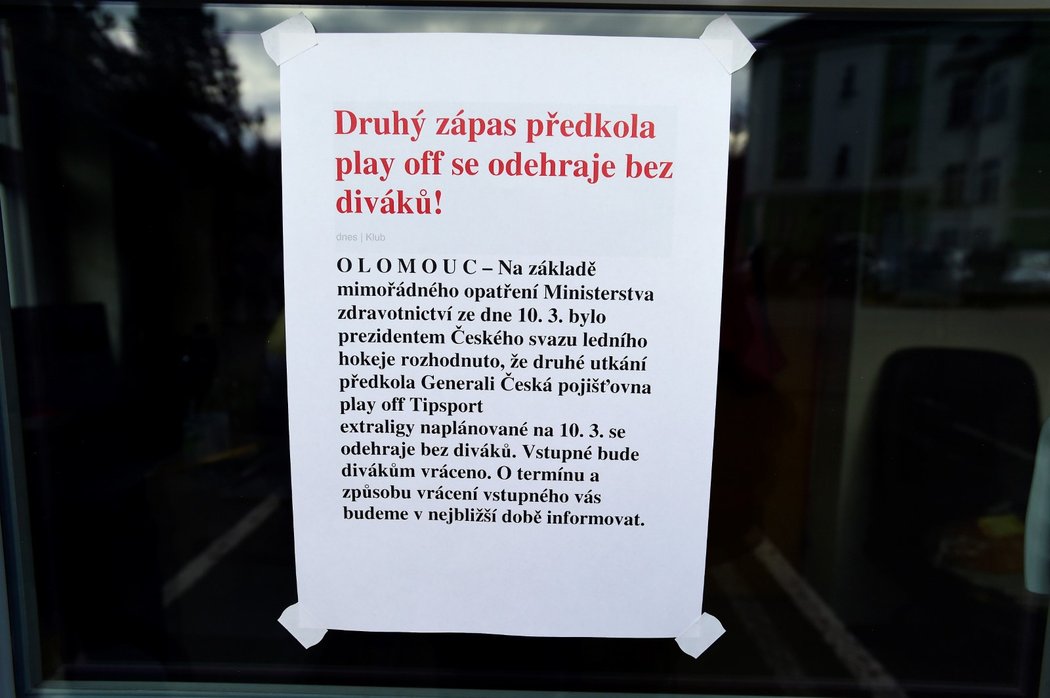 Oznámení na vchodu olomouckého stadionu, které informuje fanoušky, že se druhý zápas předkola play off hraje bez fanoušků