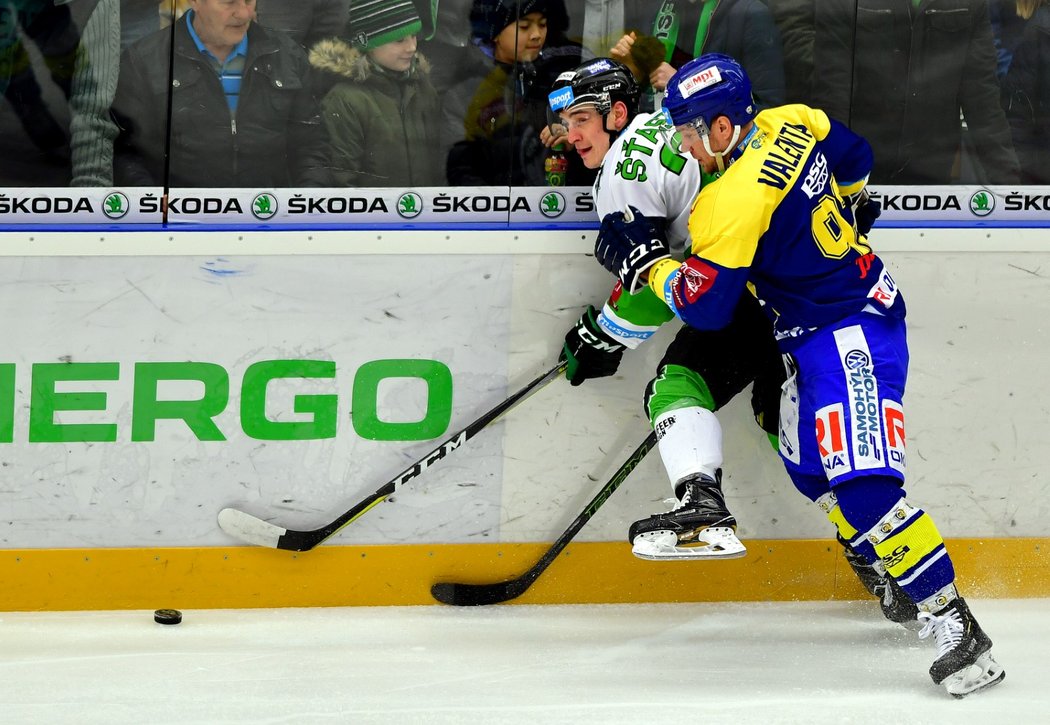 David Šťastný ještě v minulé sezoně hrál za Zlín, nyní proti němu bojuje v předkole play off v dresu Mladé Boleslavi