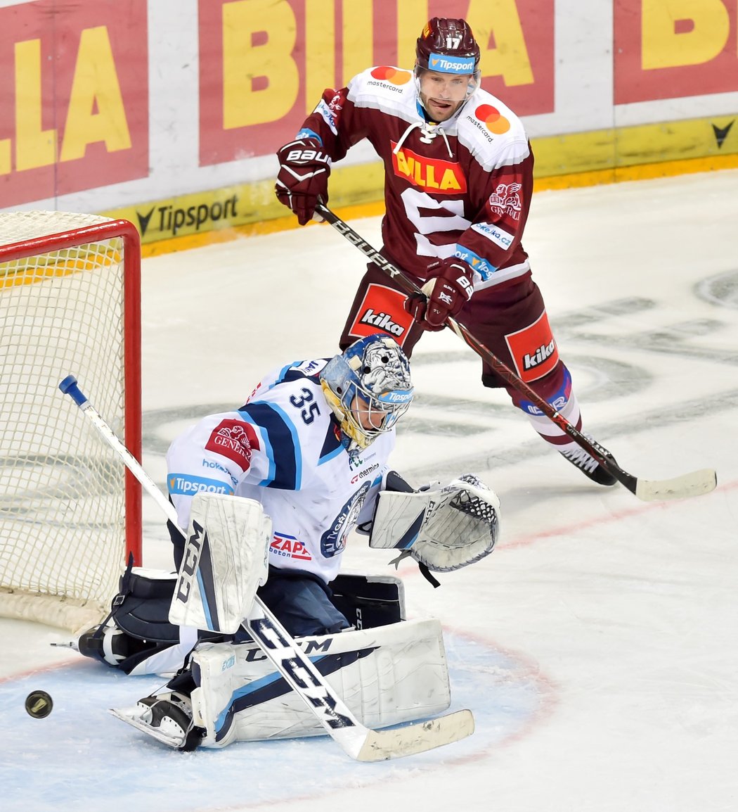 Sparťan Jaroslav Hlinka před brankou Romana Willa