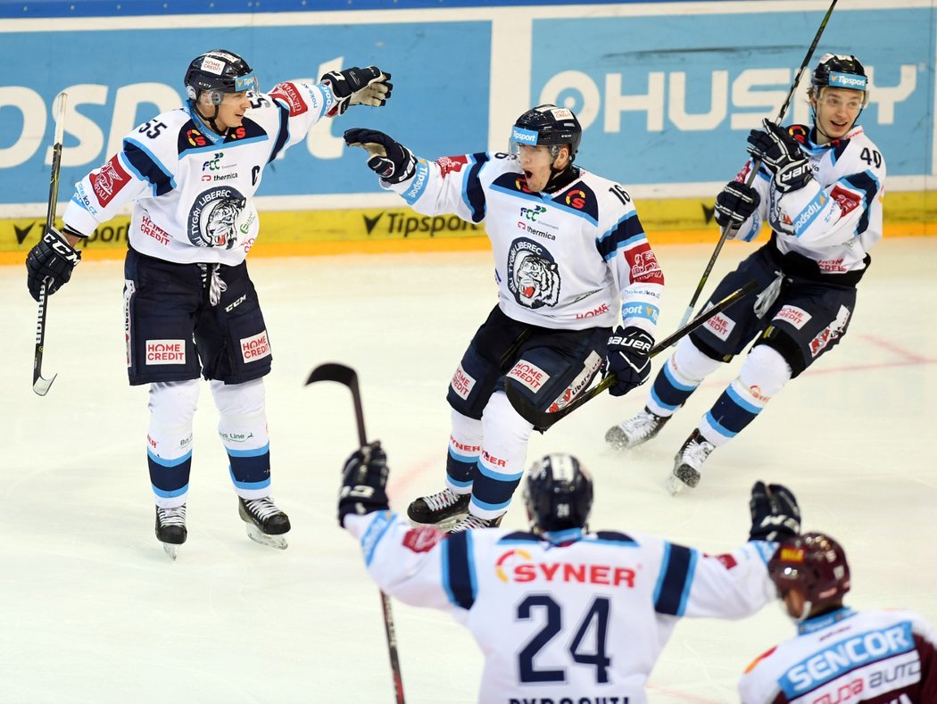 Liberečtí hokejisté se radují z gólu kapitána Michala Ševce (vlevo)