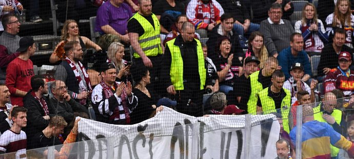 Sparťanští fanoušci před startem třetí třetiny roztáhli choreo na protest sportovního manažera Michala Broše, pořadatelská služba transparent rychle strhla