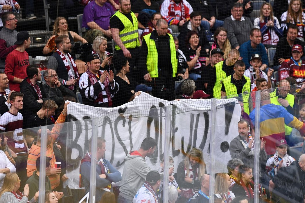 Sparťanští fanoušci před startem třetí třetiny roztáhli choreo na protest sportovního manažera Michala Broše, pořadatelská služba transparent rychle strhla