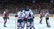 Vítkovičtí hokejisté se radují z gólu Radoslava Tybora ve třetím utkání předkola play off na ledě Sparty