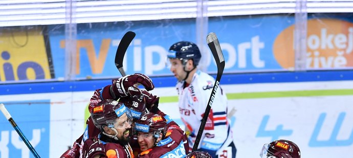 Hokejisté Sparty se radují z gólu během utkání třetího předkola proti Vítkovicím