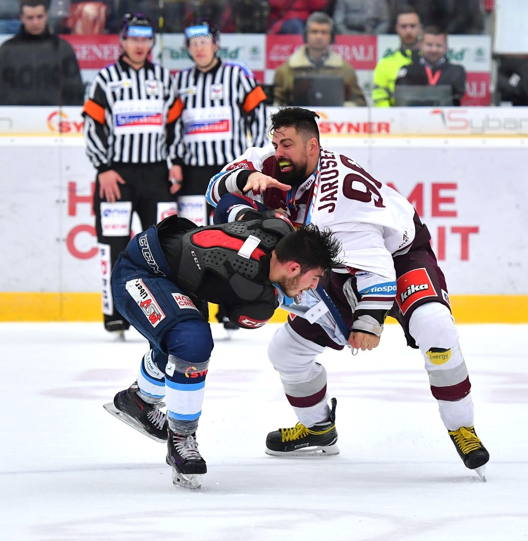 Sparťanský útočník Richard Jarůšek a Dominik Lakatoš z Liberce se v druhém utkání předkola play off servali celkem dvakrát. V obojím případě zvítězila opora Sparty