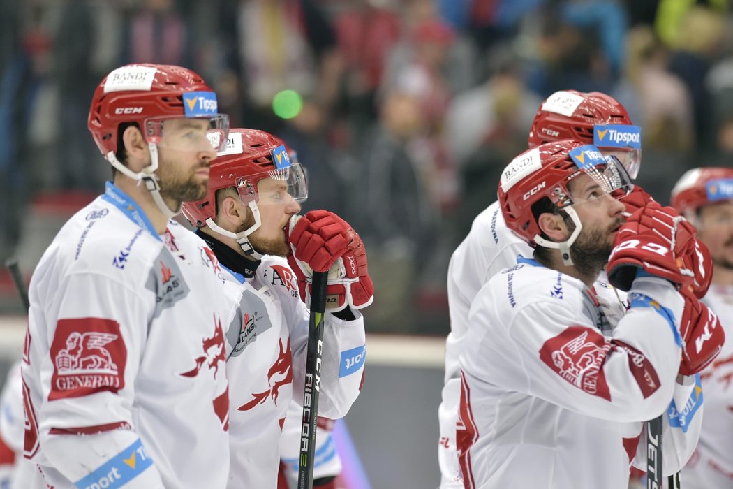 Třinečtí hokejisté smutní po druhé domácí prohře v semifinále proti Plzni