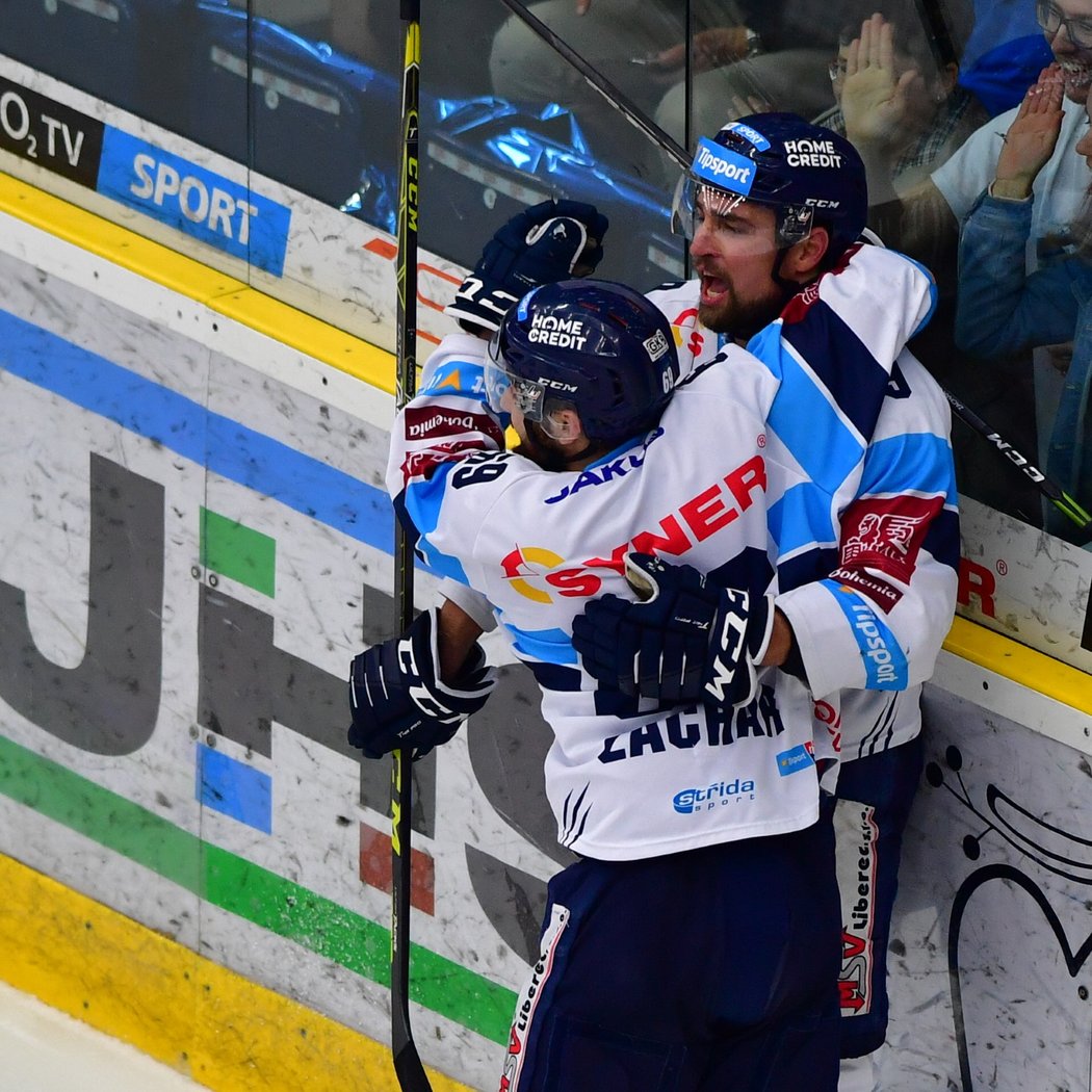 Bílí Tygři Marek Zachar a Lukáš Krenželok (vpravo) oslavují gól do sítě Komety