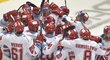Třinečtí hokejisté oslavují vítězství v 5. bitvě semifinále play off, které vybojovali v posledních dvou minutách duelu s Plzní