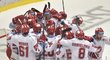 Třinečtí hokejisté oslavují vítězství v 5. bitvě semifinále play off, které vybojovali v posledních dvou minutách duelu s Plzní