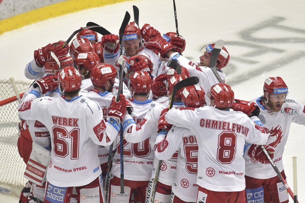 Třinečtí hokejisté oslavují vítězství v 5. bitvě semifinále play off, které vybojovali v posledních dvou minutách duelu s Plzní