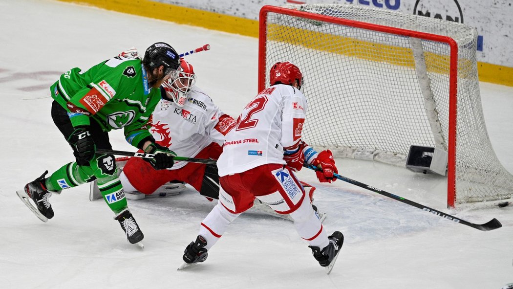 Jakub Kotala z Mladé Boleslavi málem vyzrál na třineckého gólmana Ondřeje Kacetla