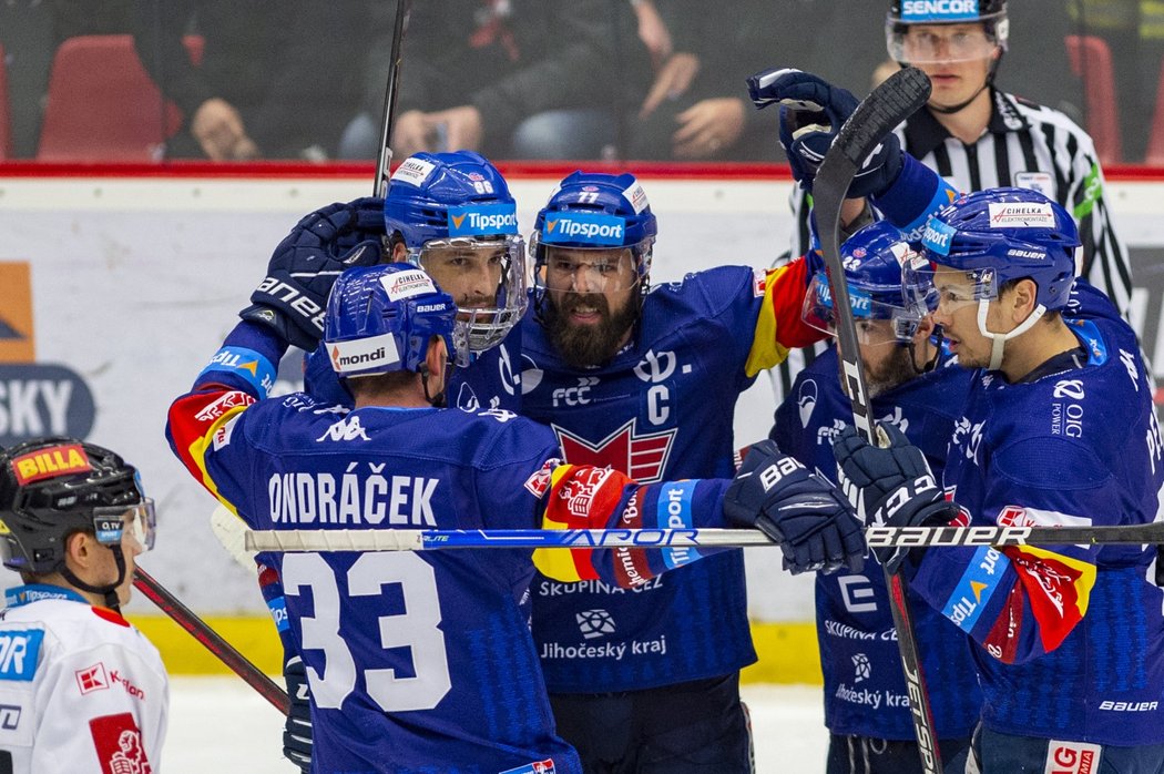 Hokejisté Českých Budějovic se radují z gólu kapitána Milana Gulaše (uprostřed)
