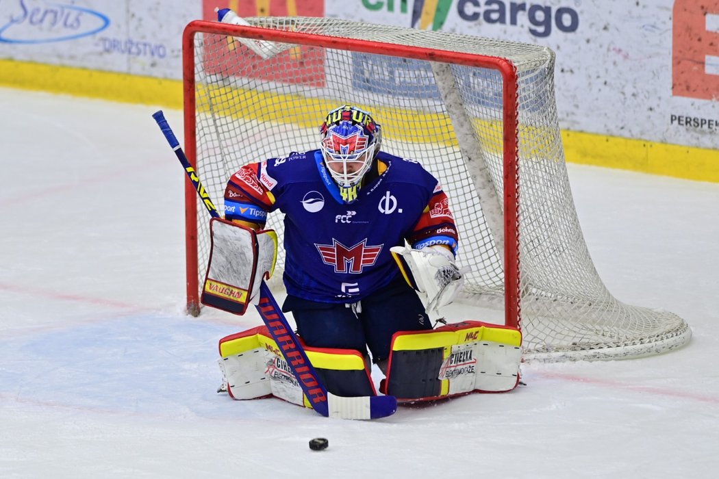 Jednička Motoru Dominik Hrachovina se už poněkolikáté opřel do novinářů, tentokrát v souvislosti s podpisy Slováků v KHL