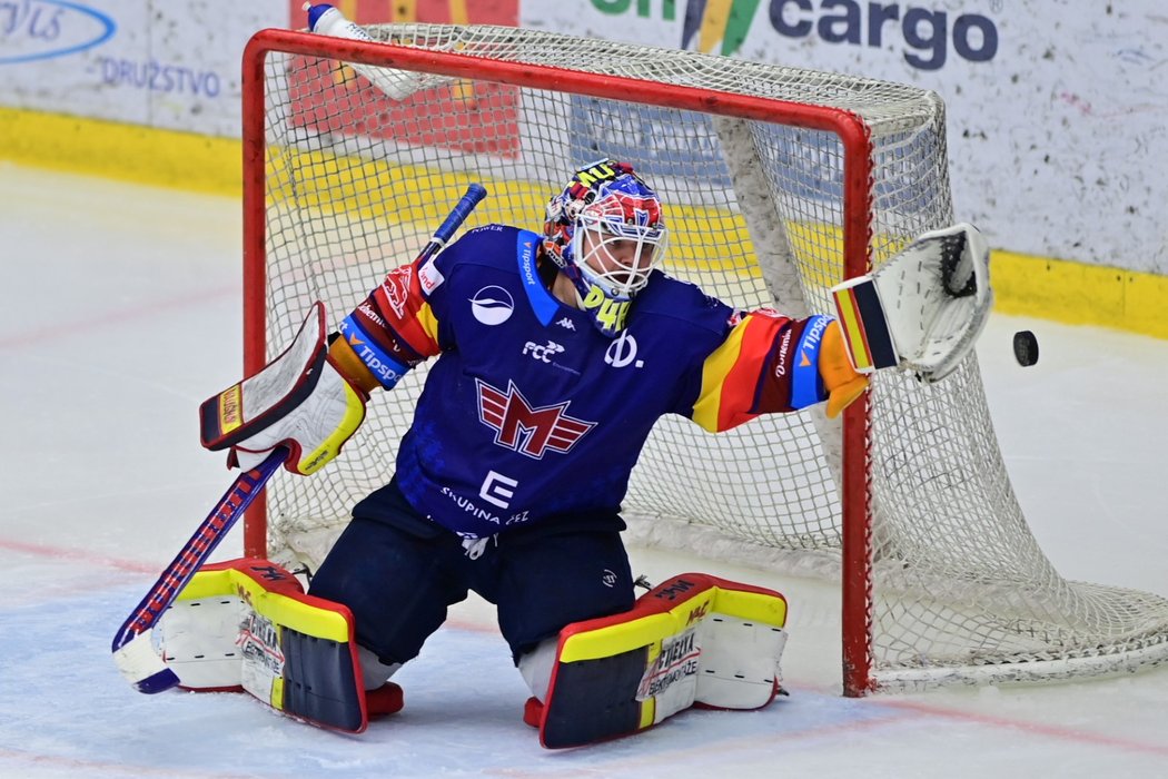 Jednička Motoru Dominik Hrachovina se už poněkolikáté opřel do novinářů, tentokrát v souvislosti s podpisy Slováků v KHL