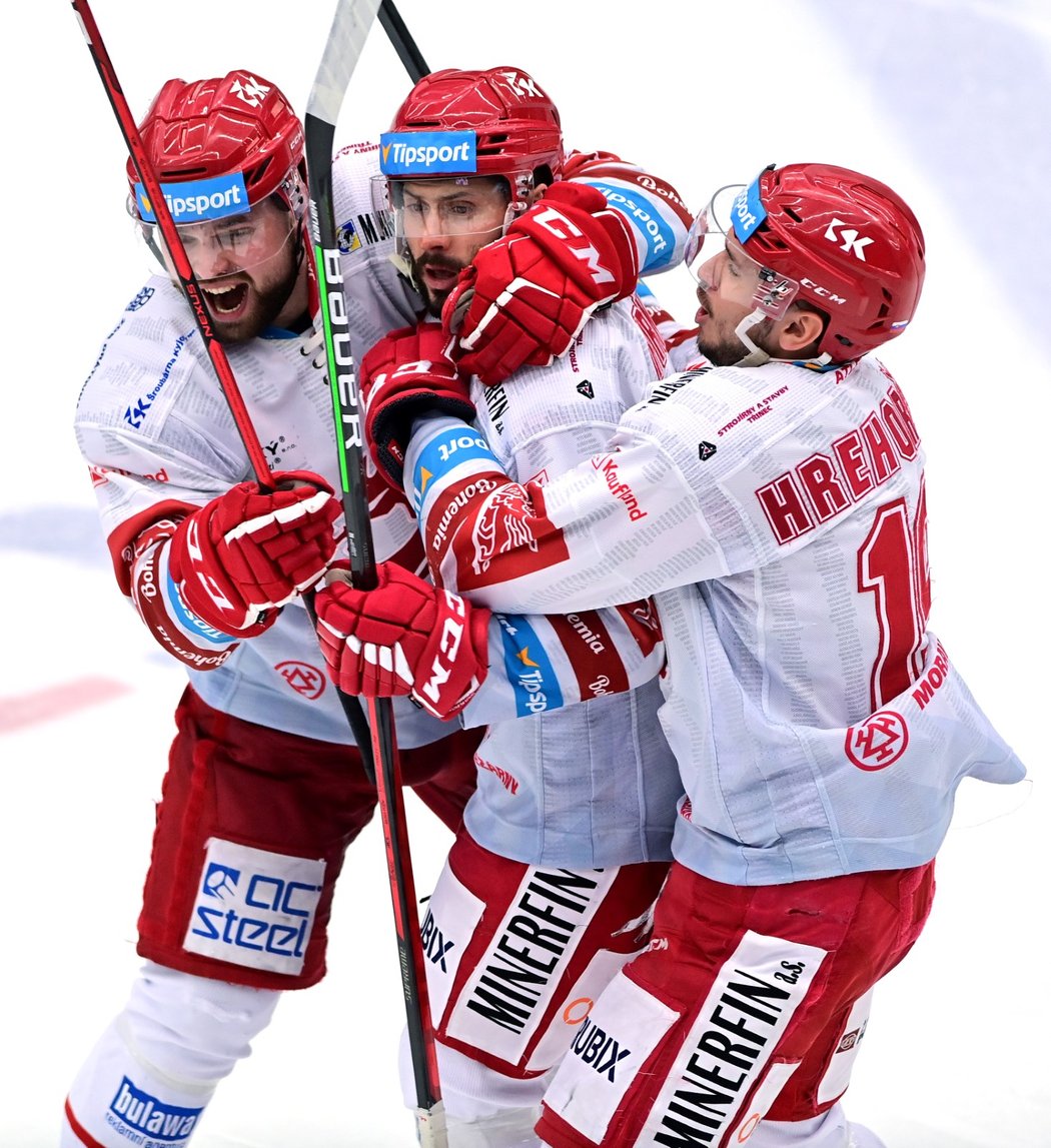 Třinečtí hokejisté se radují z vítězného gólu útočníka Erika Hrni (uprostřed)