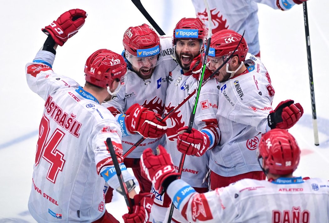 Třinečtí hokejisté oslavují gól Erika Hrni (uprostřed) a výhru ve třetím semifinále s Mladou Boleslaví