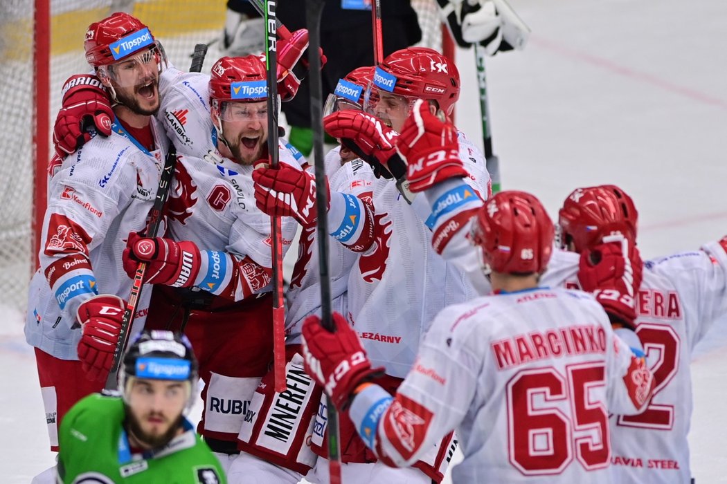 Třinečtí Oceláři oslavují hattrick a srovnání skóre v podání kapitána Petra Vrány (druhý zleva)