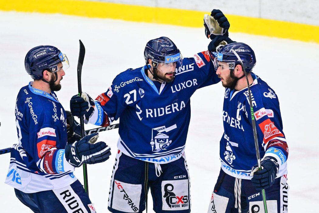 Vítkovičtí hokejisté oslavují trefu útočníka Rastislava Deje (uprostřed)