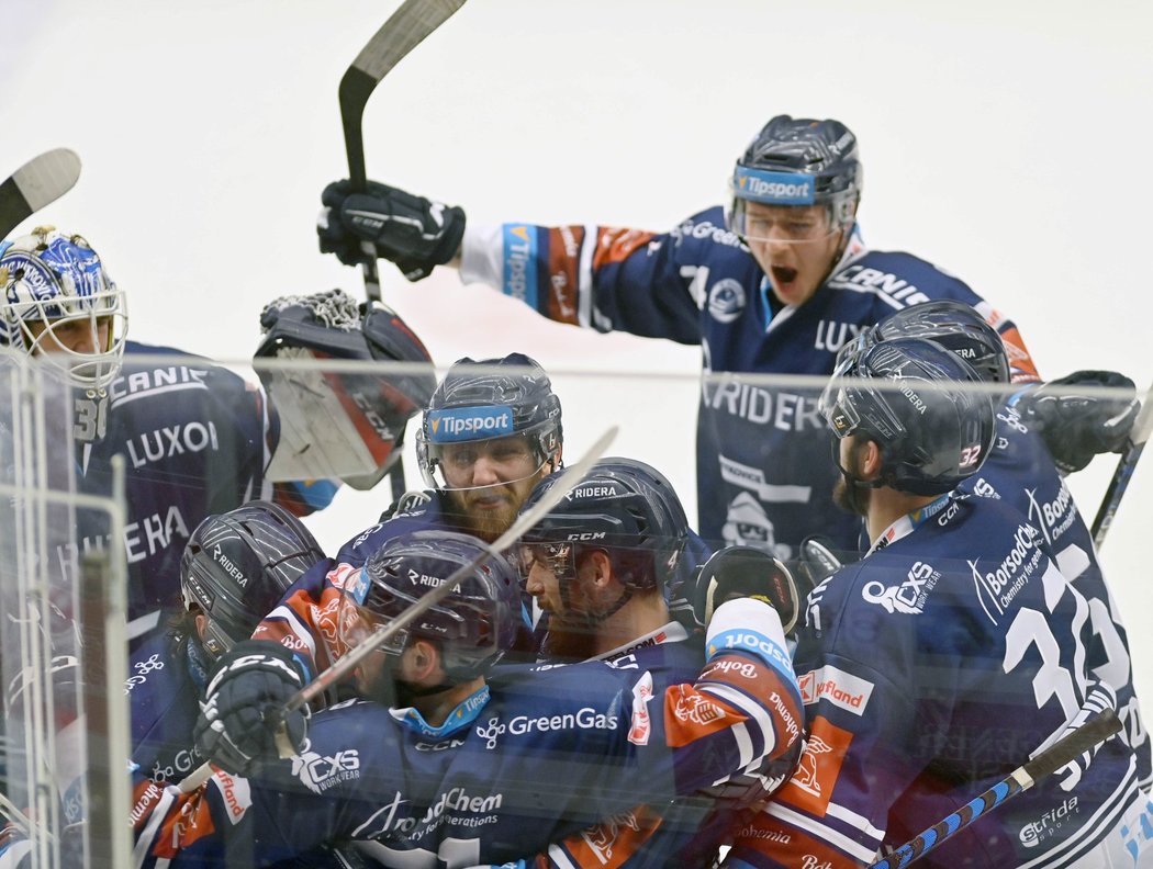 Vítkovičtí hokejisté oslavují vítězství, díky kterému srovnali semifinále z 0:3 na 3:3