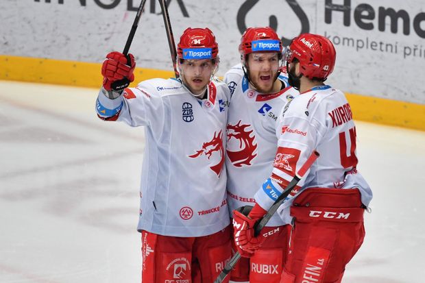 Třinečtí hokejisté se radují z gólu obránce Adama Smitha (uprostřed) Třinečtí hokejisté se radují z gólu obránce Adama Smitha (uprostřed)