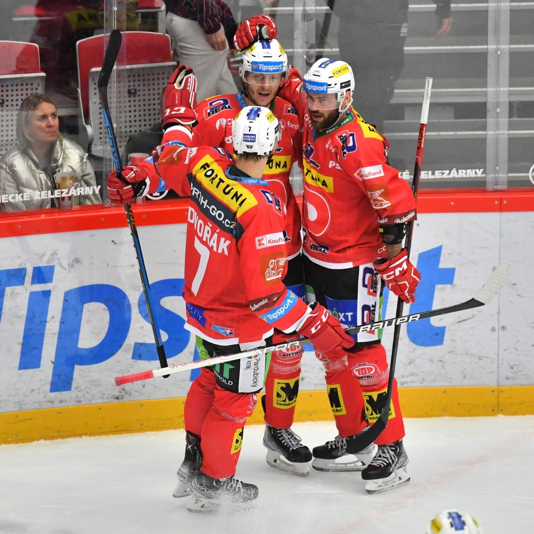 Pardubičtí hokejisté se radují z pojišťujícího gólu do prázdné branky od Lukáš Radila (uprostřed)