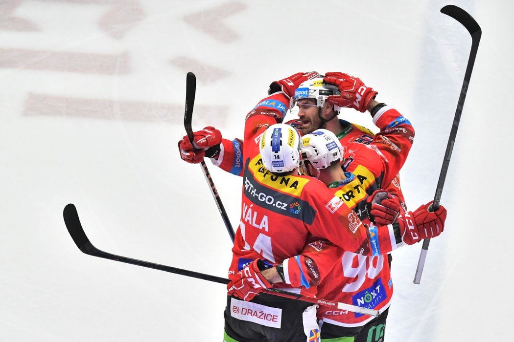 Pardubičtí hokejisté oslavují branku obránce Ondřeje Vály
