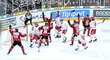 Hokejisté Sparty oslavují vyrovnávací gól Filipa Chlapíka osm vteřin před koncem třetí třetiny