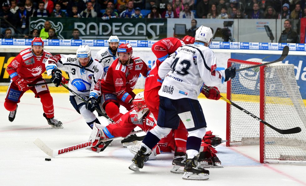 Třinec v nedělním 3. semifinále na ledě Plzně uspěl, velký podíl na první výhře Ocelářů v sérii měl brankář Šimon Hrubec