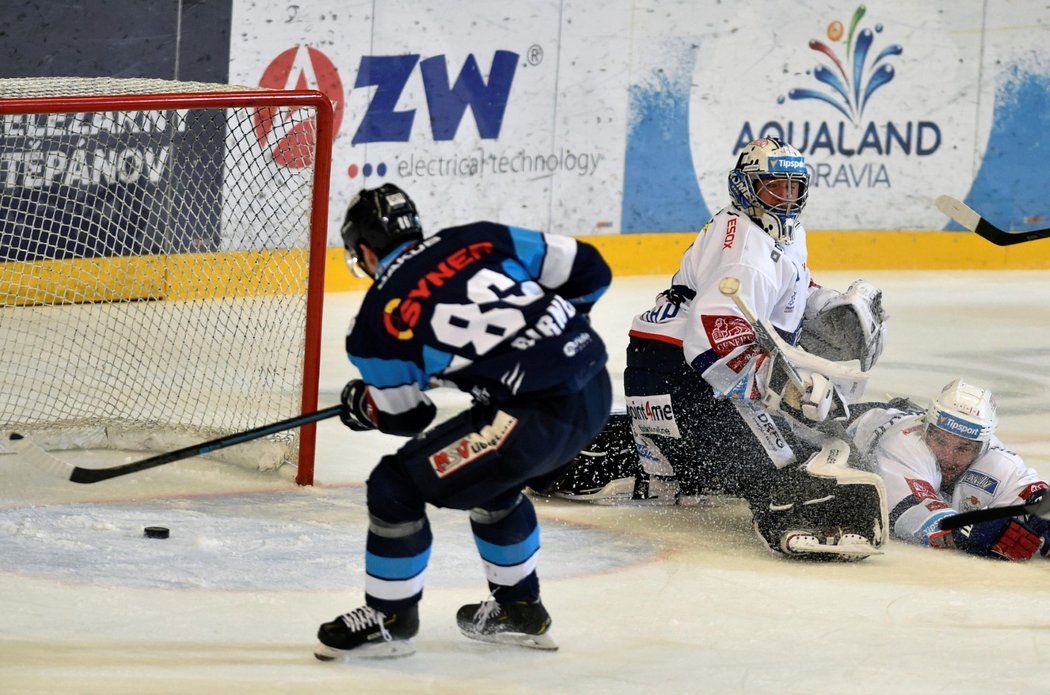 Michal Birner měl při úvodním gólu 4. semifinále na ledě Komety snadnou práci, úžasnou přihrávku Libora Hudáčka doklepával do prázdné branky