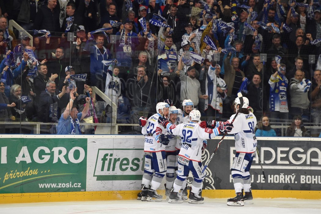 Hokejisté Komety se radují z vyrovnávací branky Tomáše Bartejse na 2:2, která poslala čtvrté semifinále do prodloužení