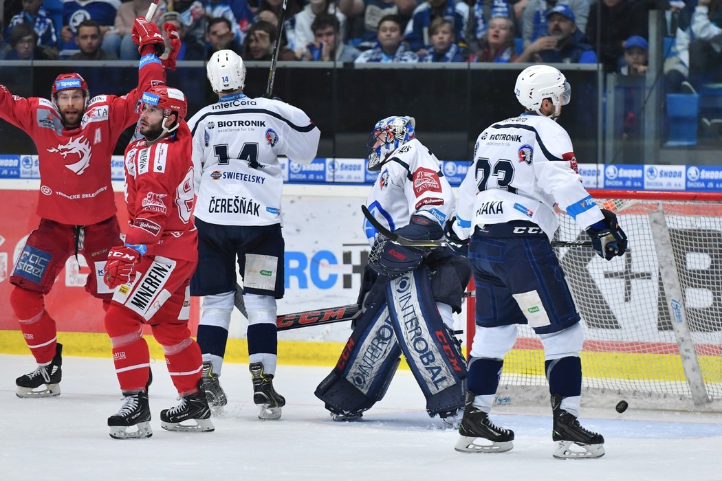 Třinecký útočník Erik Hrňa řídil výhru Třince 4:3 ve čtvrtém utkání semifinále na ledě Plzně