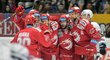 Třinečtí hokejisté se radují z branky v divoké druhé třetině čtvrtého semifinále na ledě Plzně