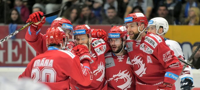Třinečtí hokejisté se radují z branky v divoké druhé třetině čtvrtého semifinále na ledě Plzně