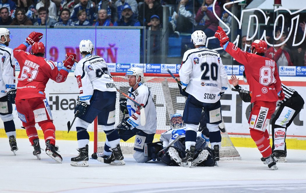 David Stach před brankou (č. 20) v zápase s Třincem