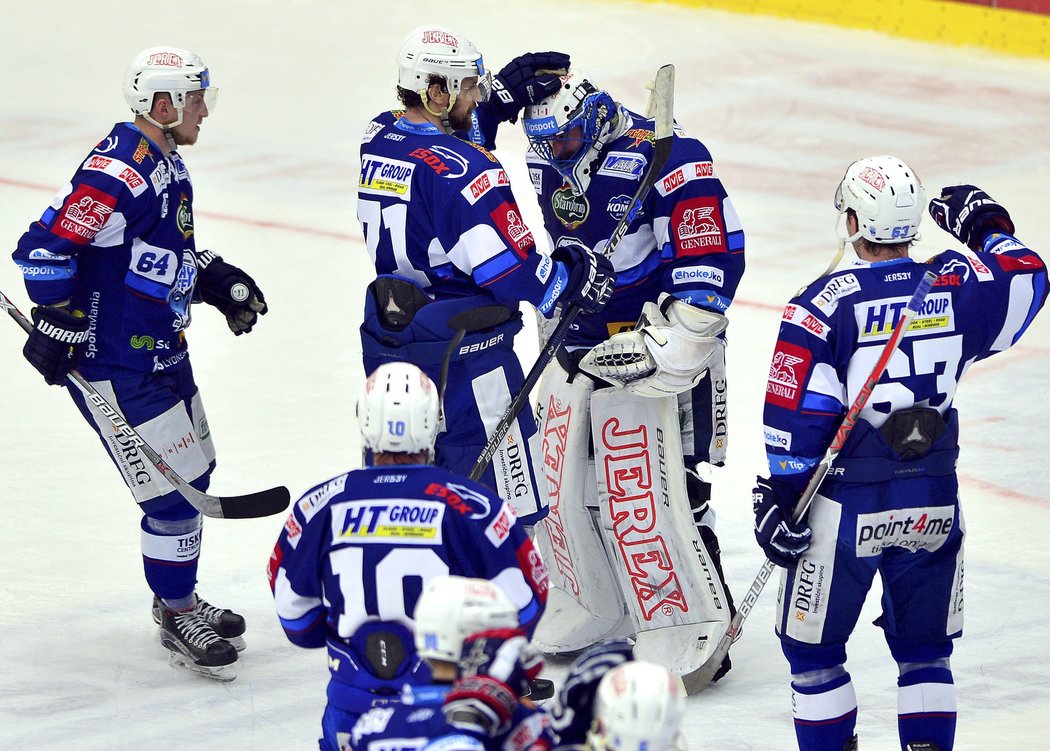 Hokejisté Komety děkují brankáři Marku Čiliakovi po prvním vítězství v semifinále proti hradeckému Mountfieldu