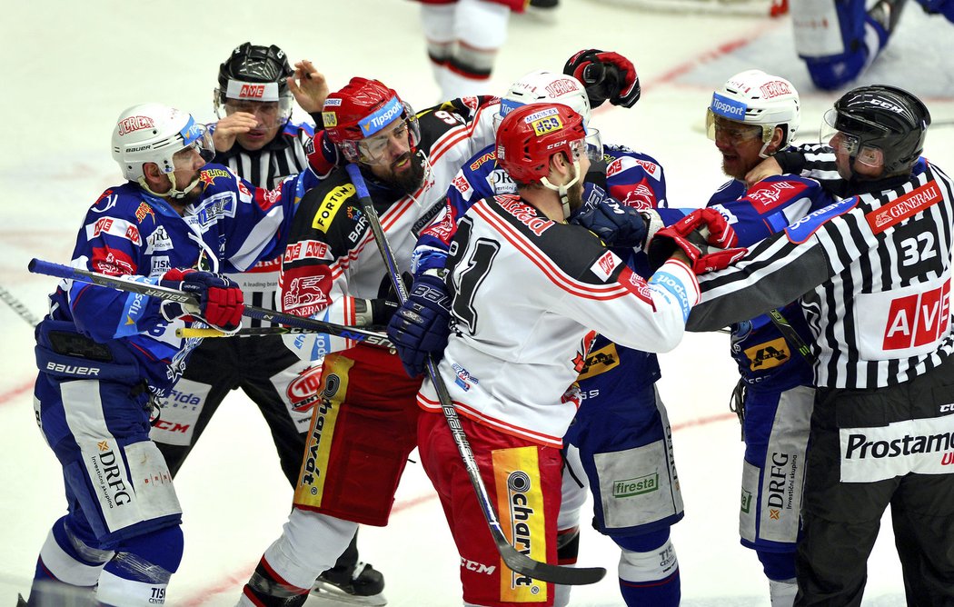 Emoce v prvním semifinále Generali play off Tipsport extraligy mezi Mountfieldem HK a Kometou Brno