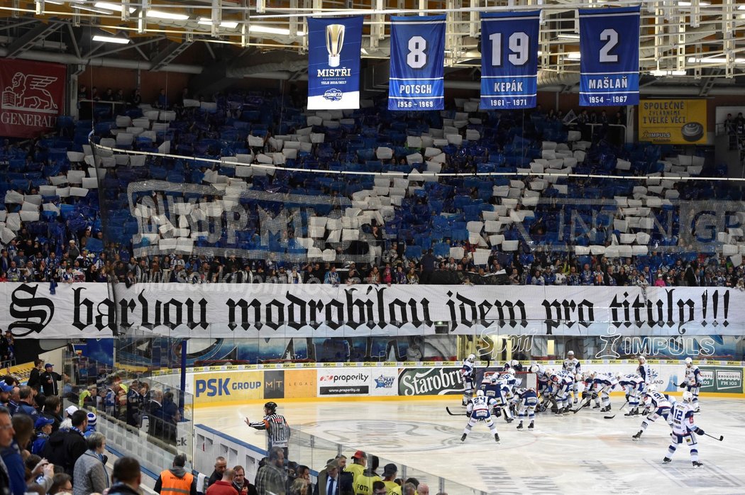 Brněnští fanoušci tradičně zaplnili tribuny DRFG arény, připravili si i choreo