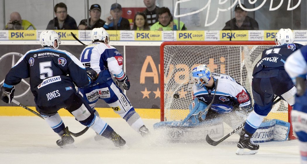 Martin Erat při rozhodující brance v poslední minutě vyškolil dva plzeňské obránce a překonal i brankáře Miroslava Svobodu