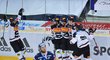 Hokejisté Sparty se radují z gólu útočníka Lukáše Rouska (uprostřed)