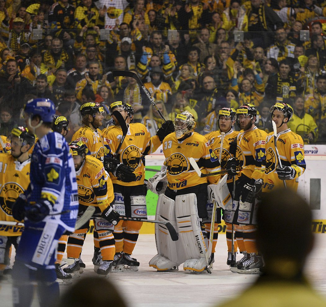Hokejisté Litvínova se radují z výhry v úvodním semifinále extraligy proti Kometě. Uprostřed hráč zápasu Francouz