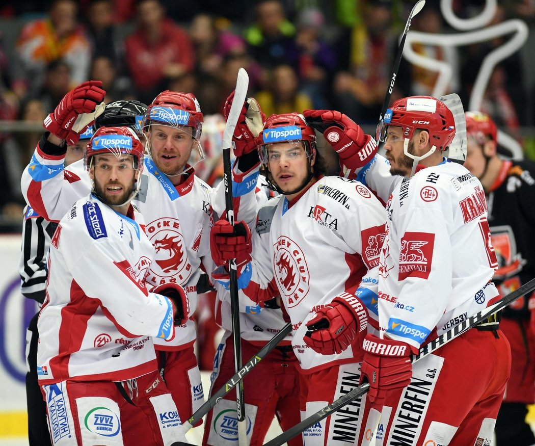 Třinecká radost z gólu, o který se postaral dravec letošního play off David Cienciala (uprostřed)