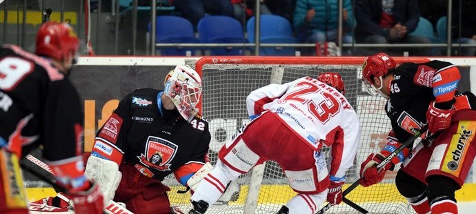 Na konci třetí třetiny měl Ocelář Jiří Polanský velkou šanci poslat Třinec do finále. Naštěstí pro Hradec se tak ale nestalo