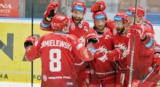 SESTŘIH: Pardubice - Třinec 2:4. Oceláři výhru od finále, zářil Růžička