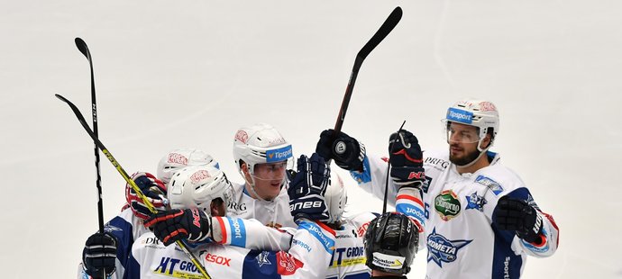 Hokejisté Komety se radují z gólu Hynka Zohorny, který v přesilové hře zvyšoval na 3:1