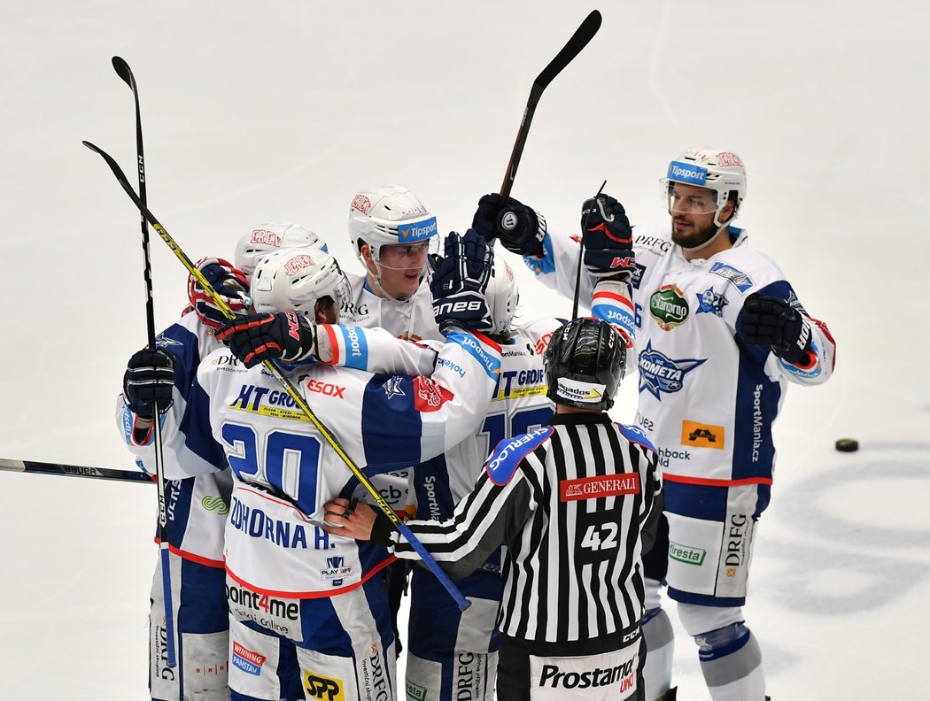 Hokejisté Komety se radují z gólu Hynka Zohorny, který v přesilové hře zvyšoval na 3:1