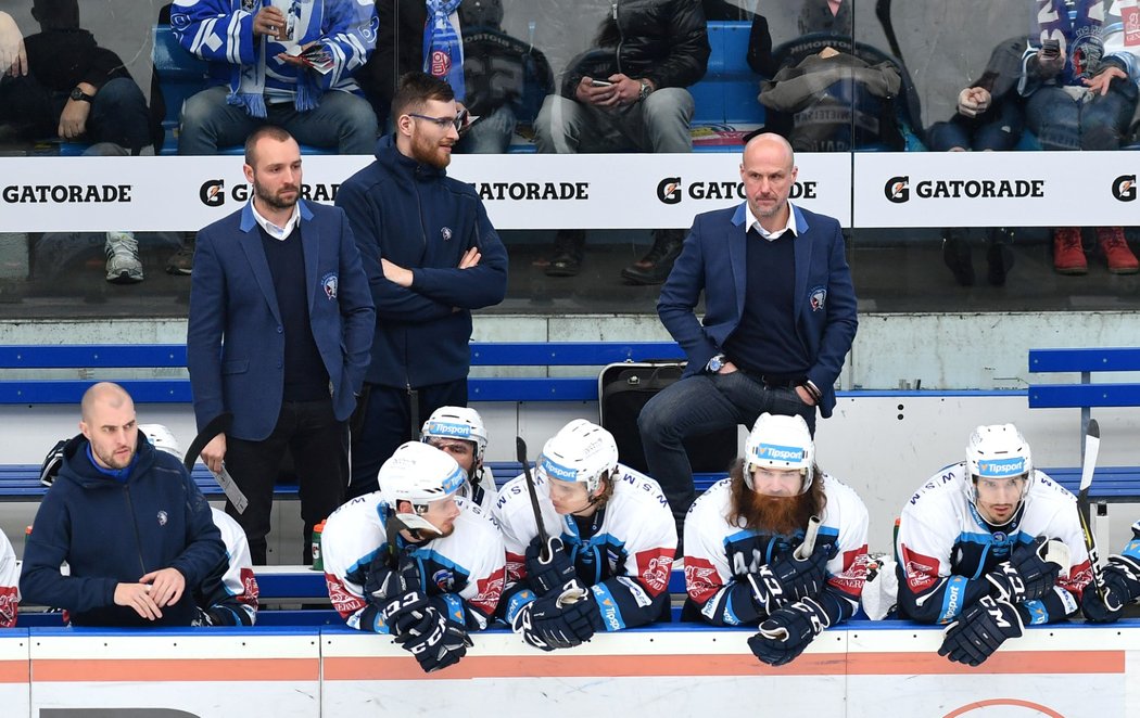 Plzeňská střídačka v čele s trenérem Martinem Strakou se zájmem sleduje úvodní semifinálovou bitvu proti Kometě