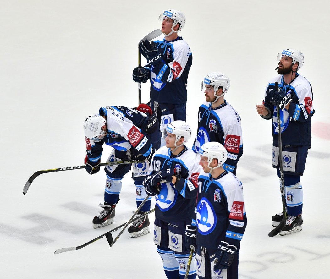 Hokejisté Plzně po prohře v úvodním semifinále proti Kometě smutně přihlíží