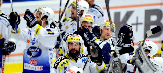 Hokejisté Komety děkují fanouškům po svém postupu do finále extraligy