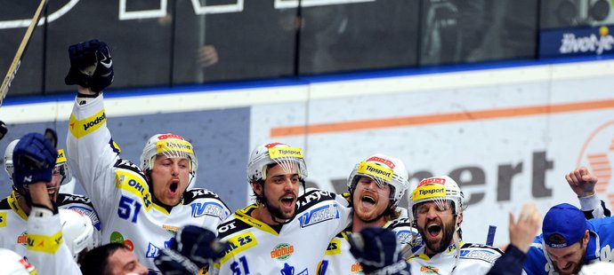 Oslavné kolečko hokejistů Komety po jejich vítězství na ledě Plzně v pátém semifiále