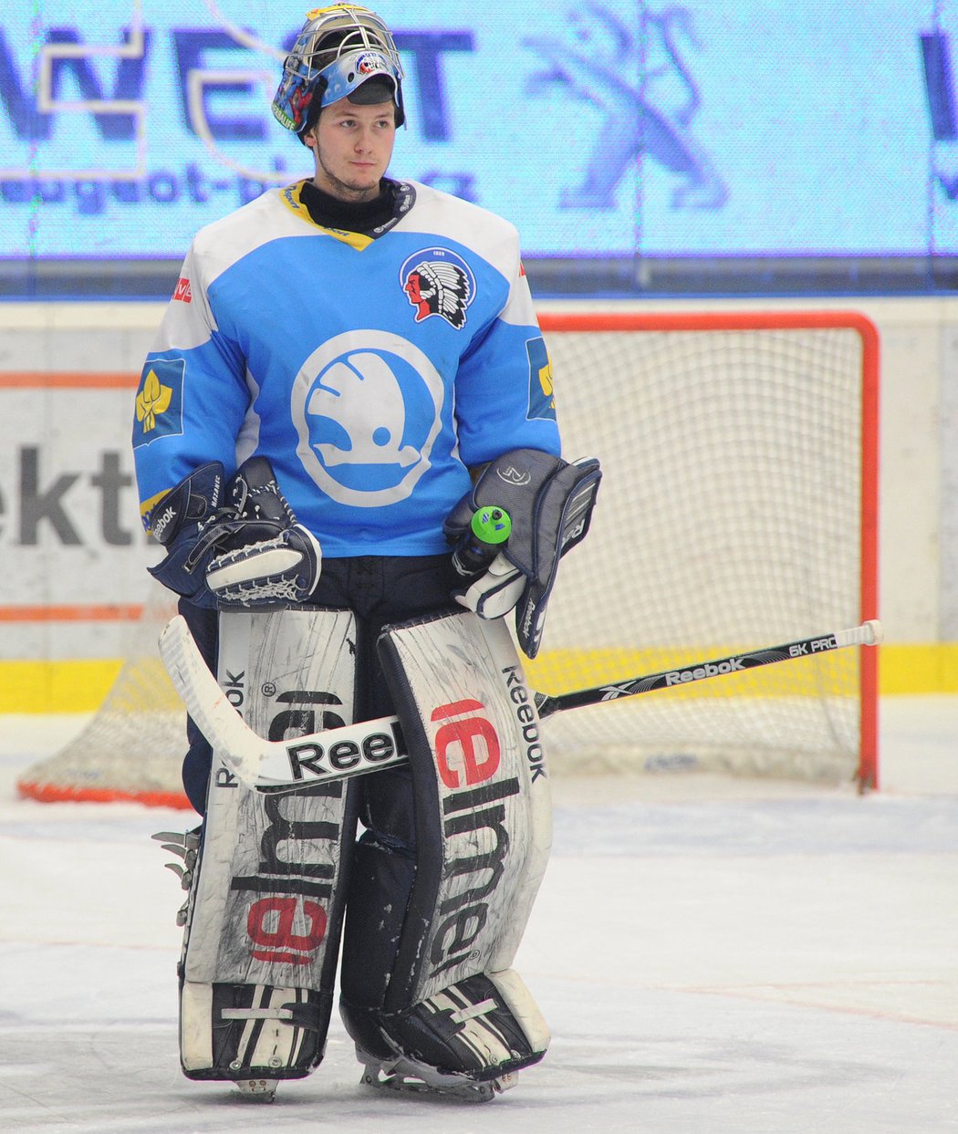 Marek Mazanec opouští svou branku, Plzeň Slavii v semifinále neutekla